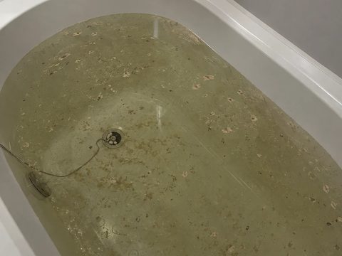 追い焚き配管洗浄でうき出た汚れ(清掃中)